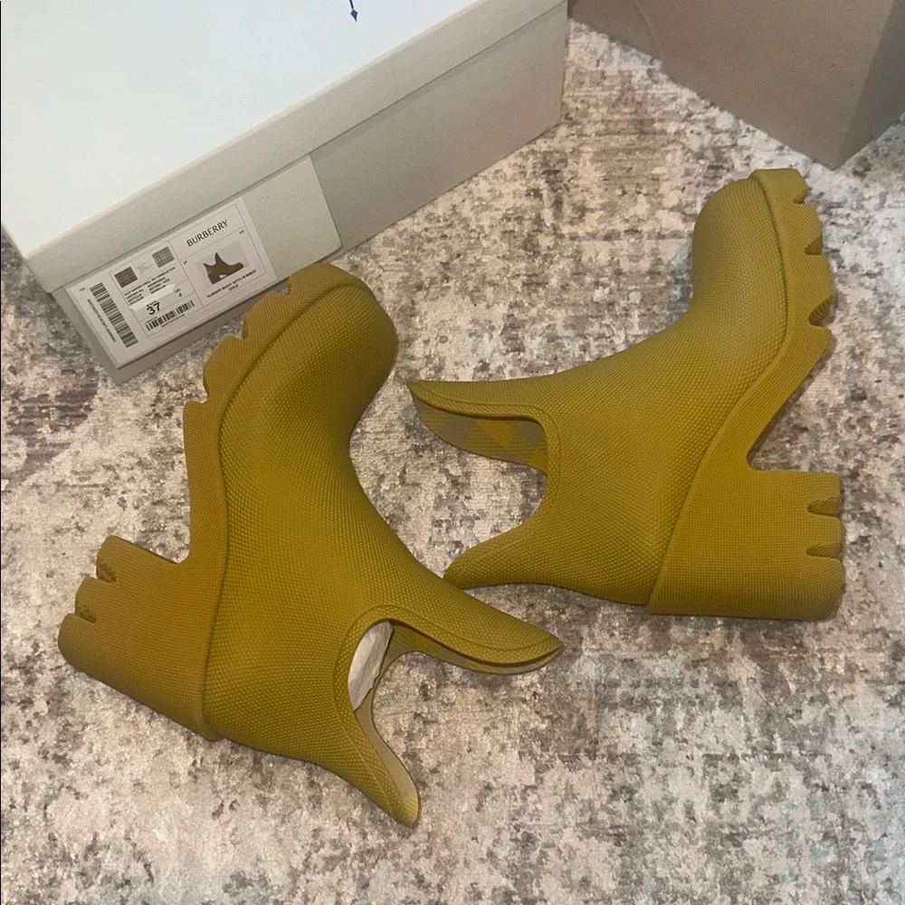 34. Burberry Marsh Ankle Rubber Boots